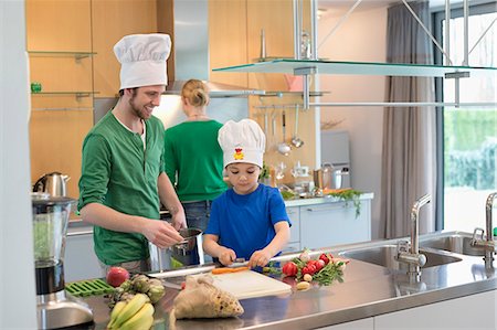 simsearch:6108-06166784,k - Family cooking in the kitchen Stock Photo - Premium Royalty-Free, Code: 6108-06166769