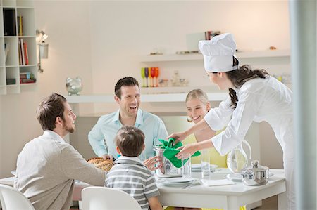 servir - Woman serving lunch at dining table Foto de stock - Sin royalties Premium, Código: 6108-06166771
