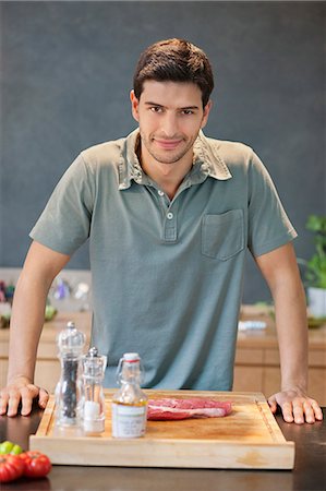 simsearch:6108-06166653,k - Man preparing food in the kitchen Foto de stock - Royalty Free Premium, Número: 6108-06166772