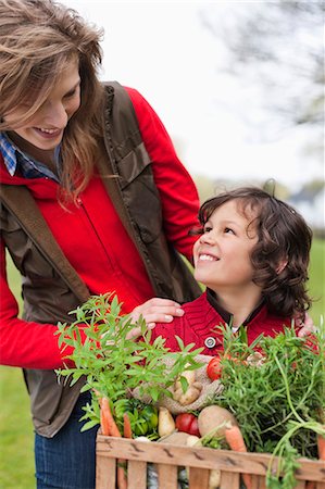 Mother and son with a crate of homegrown vegetables Foto de stock - Sin royalties Premium, Código: 6108-06166707