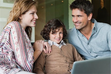 simsearch:6108-05867493,k - Boy using a laptop with his parents at home Foto de stock - Sin royalties Premium, Código: 6108-06166933