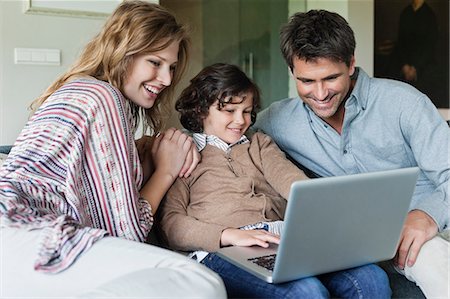 simsearch:6108-05867493,k - Boy using a laptop with his parents at home Foto de stock - Sin royalties Premium, Código: 6108-06166939