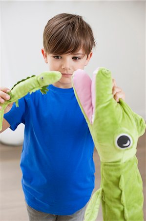 pelucheux - Garçon jouant avec des jouets animaux Photographie de stock - Premium Libres de Droits, Code: 6108-06167043
