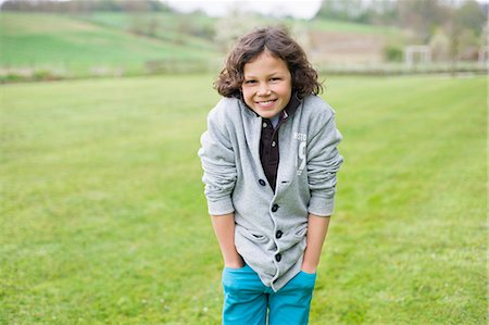 enfance - Portrait d'un garçon souriant dans un champ Photographie de stock - Premium Libres de Droits, Code: 6108-06167042