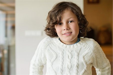 Portrait of a boy smiling at home Foto de stock - Sin royalties Premium, Código: 6108-06167023