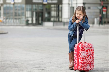 Girl standing with her luggage Foto de stock - Sin royalties Premium, Código: 6108-06167032