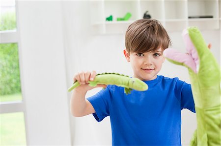 pelucheux - Portrait d'un garçon jouant avec des jouets animaux Photographie de stock - Premium Libres de Droits, Code: 6108-06167034