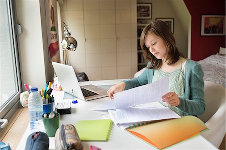 estudiando - Girl studying at home Foto de stock - Sin royalties Premium, Código: 6108-06167254