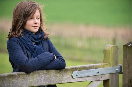 fence - Fille pense dans une batterie de serveurs Photographie de stock - Premium Libres de Droits, Code: 6108-06167265