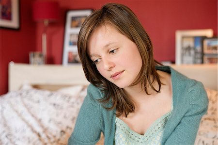 simsearch:6108-06167259,k - Girl sitting on the bed and thinking Stock Photo - Premium Royalty-Free, Code: 6108-06167280