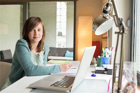 Girl studying at home Foto de stock - Sin royalties Premium, Código: 6108-06167297