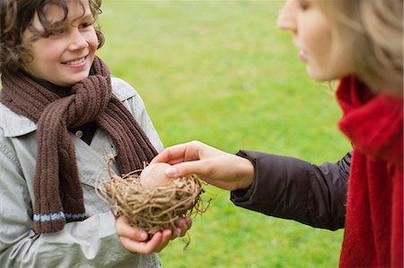 Boy showing a bird's nest to his mother Foto de stock - Sin royalties Premium, Código: 6108-06167368