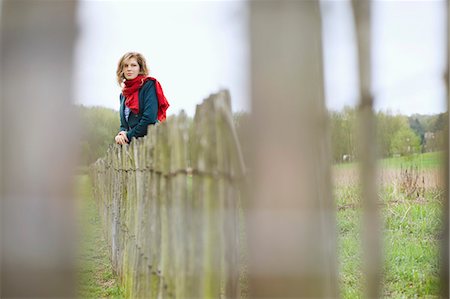 fence - Femme debout dans un champ Photographie de stock - Premium Libres de Droits, Code: 6108-06167379