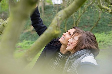 simsearch:6108-06167232,k - Woman with her daughter looking at a tree branch in an orchard Foto de stock - Sin royalties Premium, Código: 6108-06167387