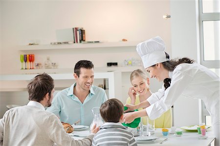 Woman serving lunch at dining table Foto de stock - Sin royalties Premium, Código: 6108-06167442