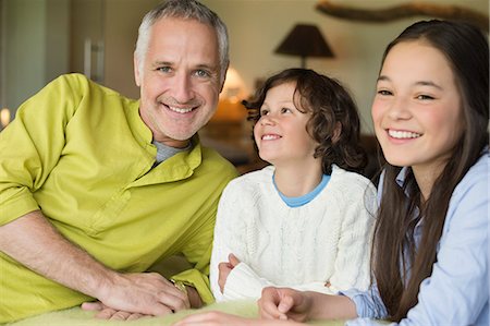 parent seul - Portrait d'un homme avec ses enfants souriant Photographie de stock - Premium Libres de Droits, Code: 6108-06167489