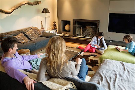 Famille dans une salle de séjour Photographie de stock - Premium Libres de Droits, Code: 6108-06167490