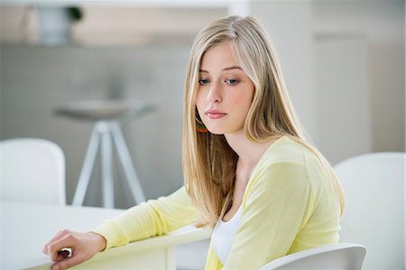 salon beauty - Woman looking serious Foto de stock - Sin royalties Premium, Código: 6108-06167408