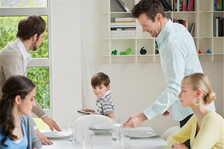 esstisch - Family and guests at dining table for lunch Foto de stock - Sin royalties Premium, Código: 6108-06167433