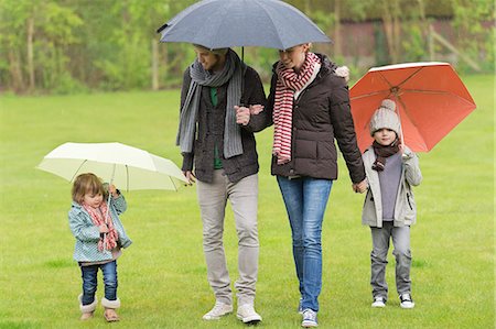 sichern - Familie mit Schirmen in einem park Stockbilder - Premium RF Lizenzfrei, Bildnummer: 6108-06167542