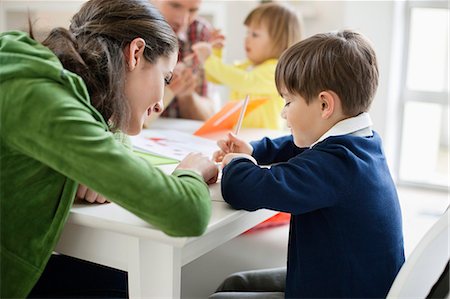 Couple teaching their children at home Foto de stock - Sin royalties Premium, Código: 6108-06167597