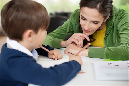 deber - Woman teaching her son at home Foto de stock - Sin royalties Premium, Código: 6108-06167538