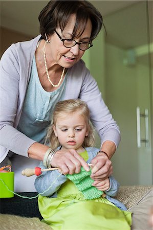 Kleines Mädchen lernen Stricken von ihrer Großmutter Stockbilder - Premium RF Lizenzfrei, Bildnummer: 6108-06167616
