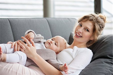 smiling baby portrait - Femme reposant sur un canapé avec sa fille Photographie de stock - Premium Libres de Droits, Code: 6108-06167741