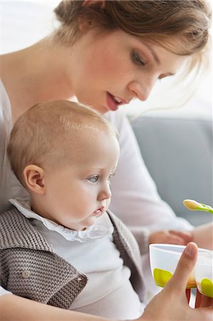 dar de comer - Woman feeding her daughter Foto de stock - Sin royalties Premium, Código: 6108-06167769