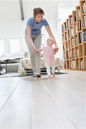 first steps baby - Mother helping baby to walk Foto de stock - Sin royalties Premium, Código: 6108-06167784