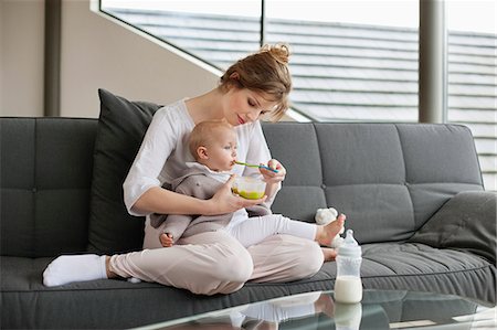 Woman feeding her daughter Foto de stock - Sin royalties Premium, Código: 6108-06167717