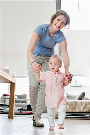 first steps baby - Mother helping baby to walk Foto de stock - Sin royalties Premium, Código: 6108-06167714