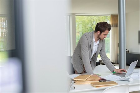 Interior designer working on a laptop in the office Foto de stock - Sin royalties Premium, Código: 6108-06168111