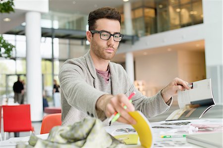 Male fashion designer working in an office Foto de stock - Sin royalties Premium, Código: 6108-06168252