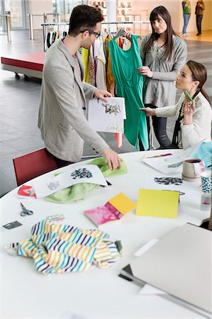 Créateurs de mode travaillant dans un bureau Photographie de stock - Premium Libres de Droits, Code: 6108-06168261