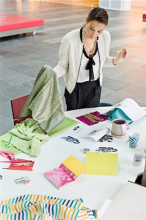 Female fashion designer working in an office Foto de stock - Sin royalties Premium, Código: 6108-06168234