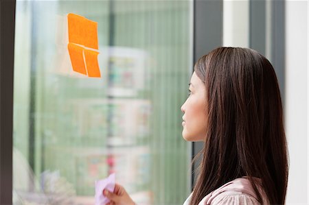 postit - Geschäftsfrau zusammenklebt Memo Notizen auf Glas in einem Büro Stockbilder - Premium RF Lizenzfrei, Bildnummer: 6108-06168353