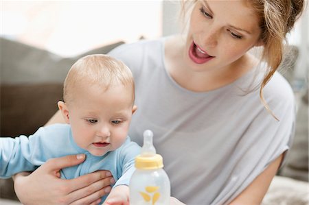 Woman feeding milk to her daughter Foto de stock - Sin royalties Premium, Código: 6108-06168479