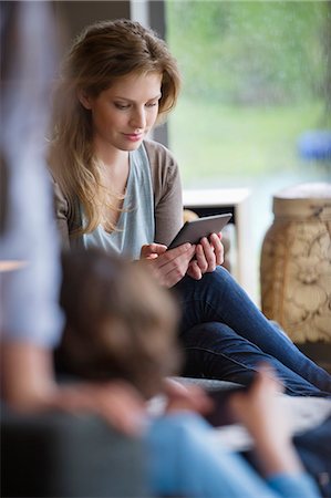 Femme lisant livre électronique avec ses enfants à la maison Photographie de stock - Premium Libres de Droits, Code: 6108-06168488