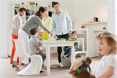 Famille à la table à manger avec des invités Photographie de stock - Premium Libres de Droits, Code: 6108-06168430