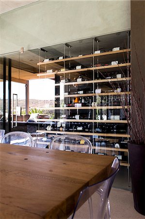 Interiors of a room with wine rack in the background Photographie de stock - Premium Libres de Droits, Code: 6108-06904369