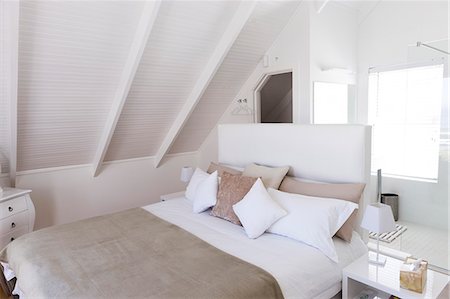 simsearch:6108-05869773,k - Interiors of a bedroom Stockbilder - Premium RF Lizenzfrei, Bildnummer: 6108-06904380