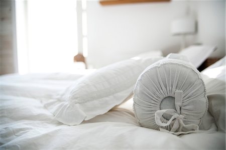 Pillows on bed in the bedroom Foto de stock - Royalty Free Premium, Número: 6108-06904389