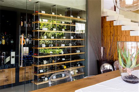 Interiors of a room with wine rack Foto de stock - Sin royalties Premium, Código: 6108-06904330