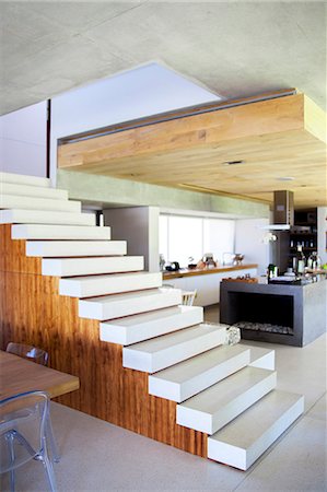 escalier - Staircase in a studio apartment Photographie de stock - Premium Libres de Droits, Code: 6108-06904331