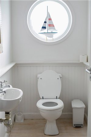 Interiors of a bathroom Photographie de stock - Premium Libres de Droits, Code: 6108-06904338