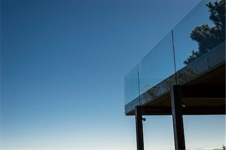 Low angle view of a terrace with glass railing Photographie de stock - Premium Libres de Droits, Code: 6108-06904461