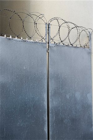 simsearch:6108-06904340,k - Closed door with razor wire Stock Photo - Premium Royalty-Free, Code: 6108-06904464