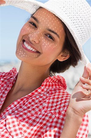sombrero - Beautiful woman wearing a hat on the beach Foto de stock - Sin royalties Premium, Código: 6108-06904489
