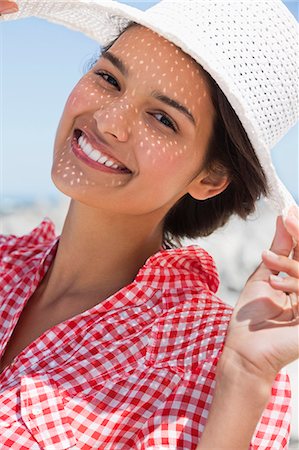 simsearch:6108-06907953,k - Beautiful woman wearing a hat on the beach Foto de stock - Sin royalties Premium, Código: 6108-06904489